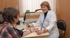 Măsurarea tensiunii arteriale la programarea medicului